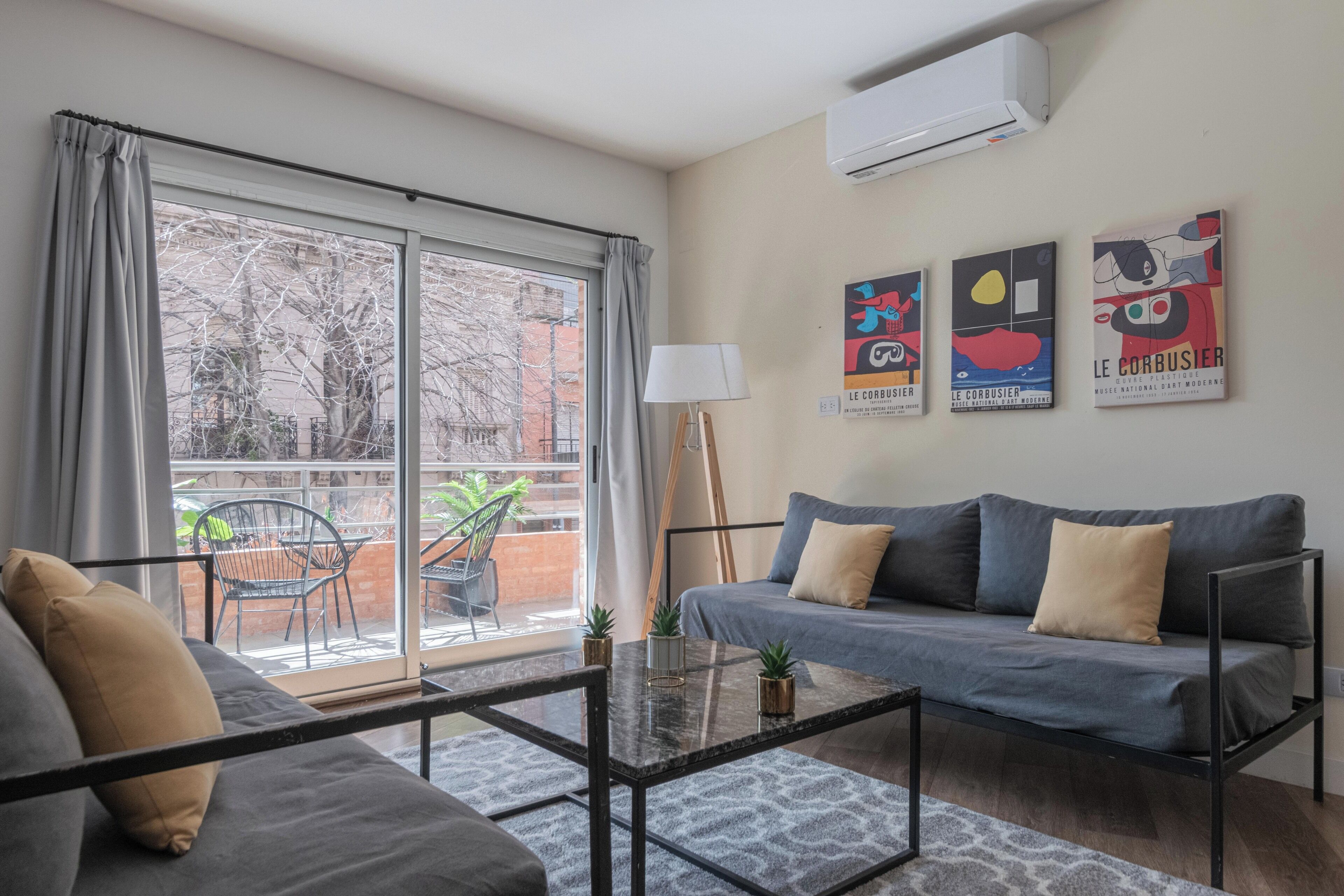 公寓 (B) | 起居区 | 电视