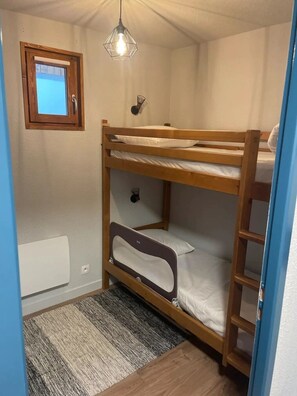 2 Schlafzimmer, Bügeleisen/Bügelbrett