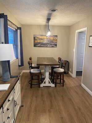 Dining - Cozy 2 bedroom unit close to Route 66, Joplin, and Downstream Casino (Galena)