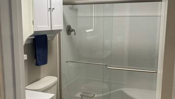 Suihku, pyyhkeet, vessapaperi