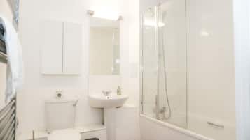 Apartment | Bathroom | Combined shower/bathtub, deep-soaking bathtub, towels