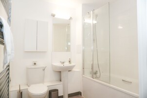 Bañera con ducha, bañera profunda, toallas