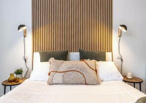 3 habitaciones, escritorio y tabla de planchar con plancha 