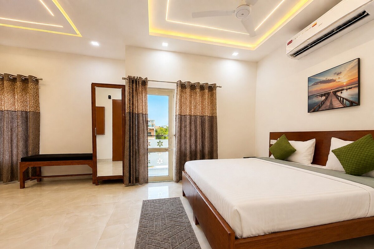 Luxury Room | Hypo-allergenic bedding available, desk, laptop workspace, soundproofing