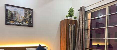 Comfort-Zimmer | Schreibtisch, laptopgeeigneter Arbeitsplatz, schallisolierte Zimmer