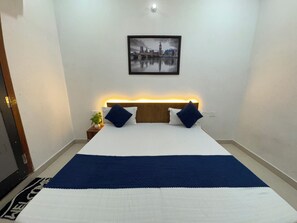 Desk, laptop workspace, soundproofing, free WiFi - Shree Radha Vallabh Palace- 800 m from prem mandir (Vrindavan)