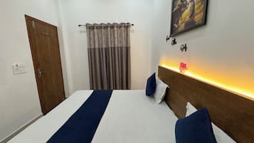 Comfort Room | Desk, laptop workspace, soundproofing, free WiFi