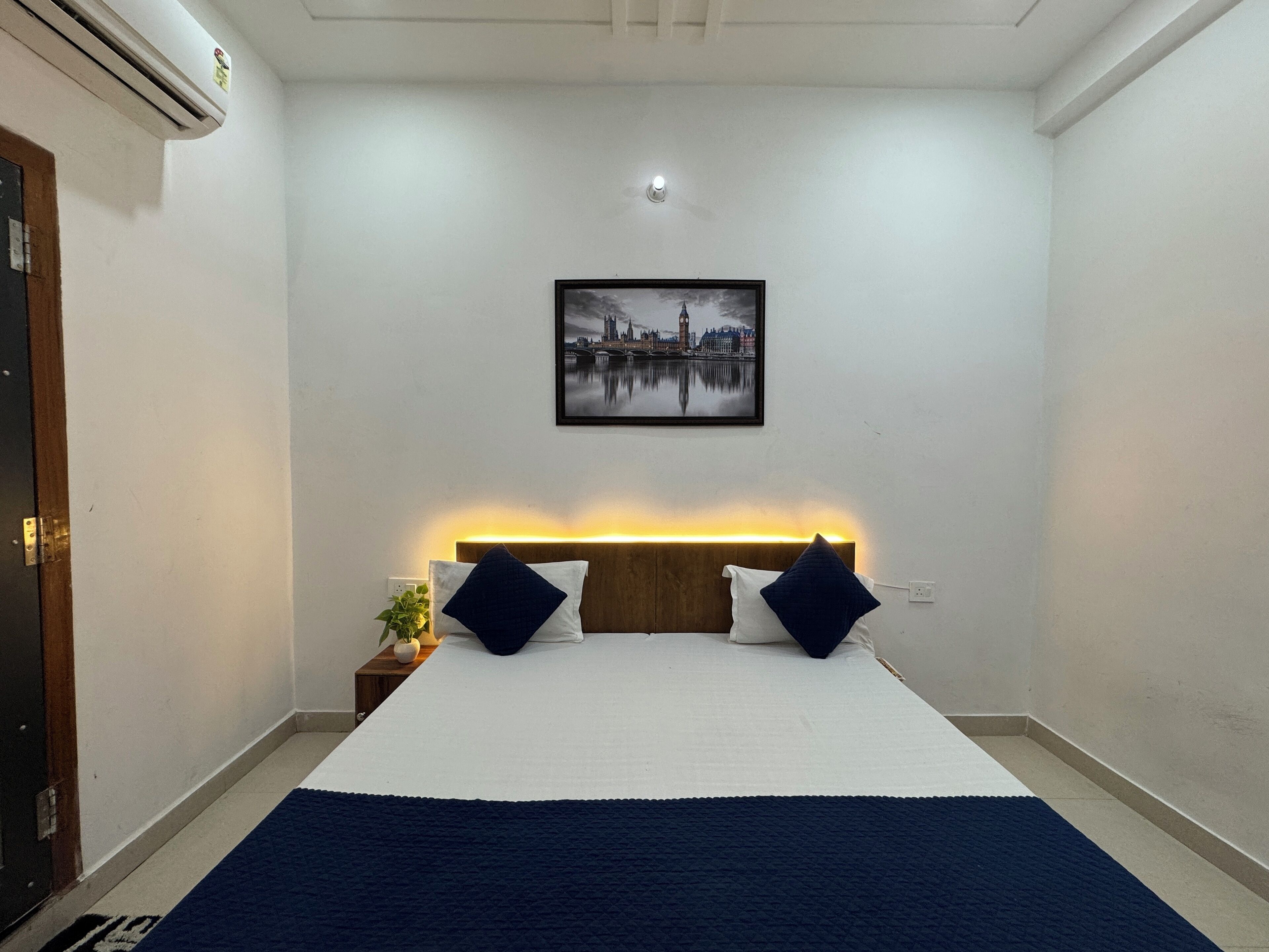 Comfort-Zimmer | Schreibtisch, laptopgeeigneter Arbeitsplatz, schallisolierte Zimmer