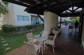 Outdoor dining - Apartment in Porto Plaza Condominium (Porto de Galinhas Ipojuca)