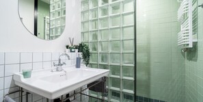 Design loft, balkon, uitzicht op de binnenplaats | Badkamer | Een douche, een regendouche, gratis toiletartikelen, een haardroger