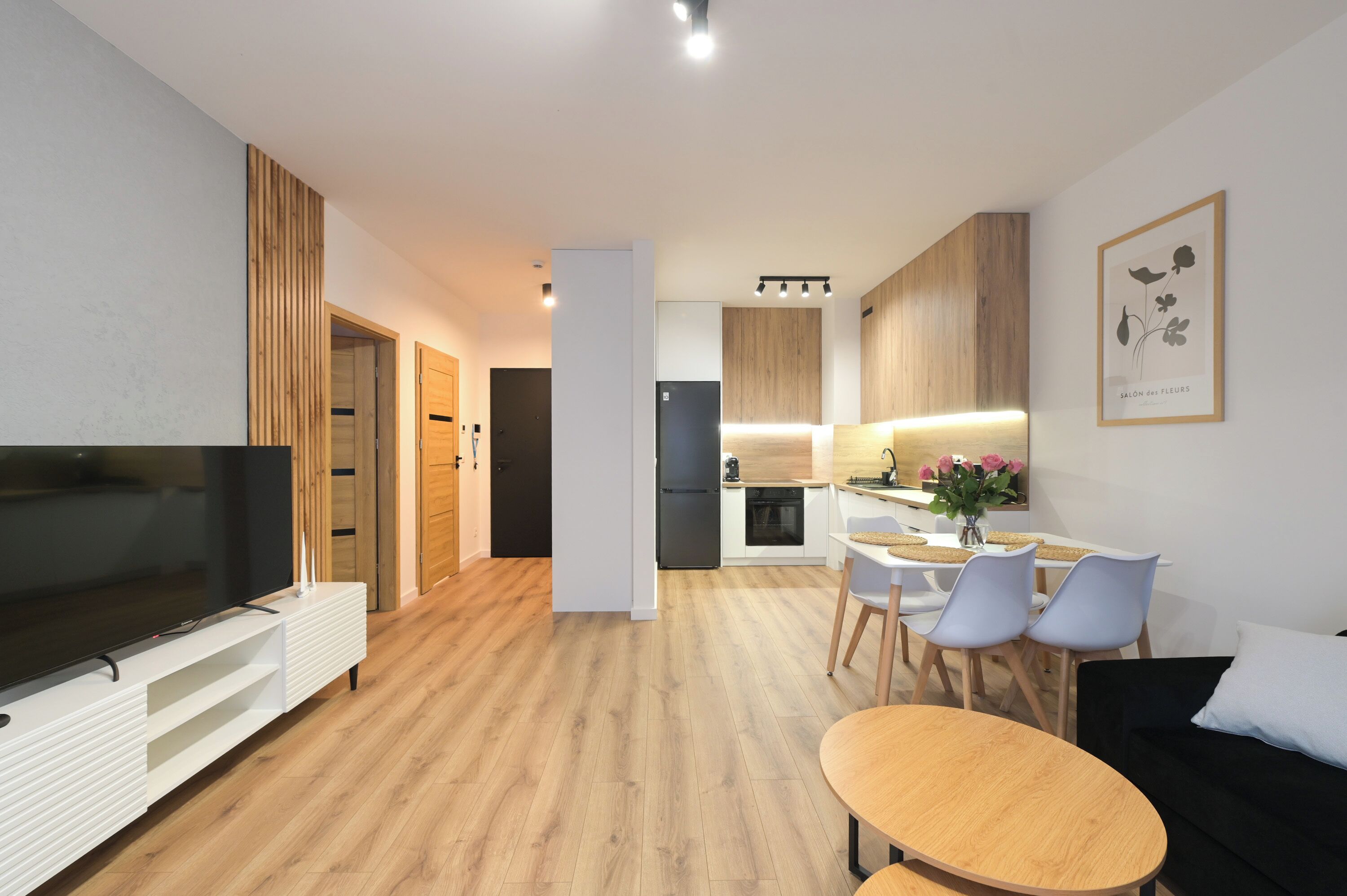 Classic Suite, Balcony, Courtyard View | Iron/ironing board, free WiFi, bed sheets