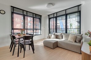 Deluxe Apartment | Individually decorated, individually furnished, iron/ironing board - Apartamenty Doki Living Q4Apartments (Gdansk)