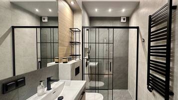 Comfort Suite, Balcony, Courtyard View | Bilik Mandi | Pancuran mandi, hulu semburan mandi hujan