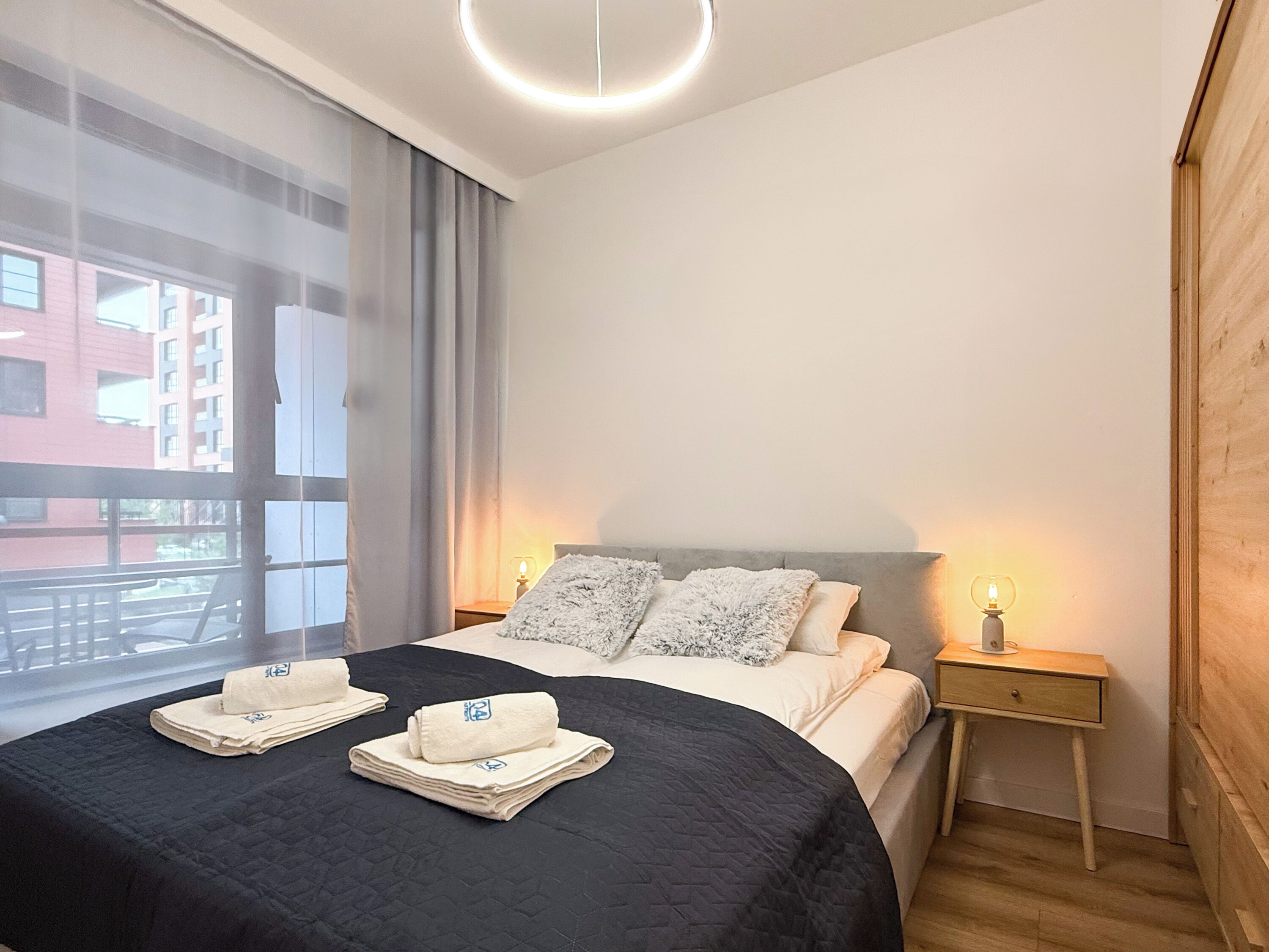 Suite de diseñador, balcón, vista al patio | Tabla de planchar con plancha, wifi gratis y ropa de cama 