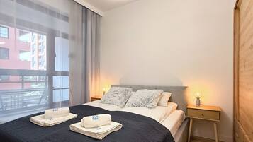 Suite de diseño, balcón, vistas al patio | Tabla de planchar con plancha, wifi gratis, ropa de cama