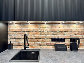 Suite Comfort, balcone, vista cortile | Cucina privata | Frigorifero con congelatore, macchina per caffè espresso
