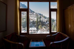 Standard Quadruple Room, Mountain View | Living area