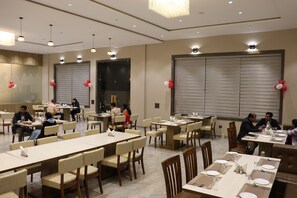 Desayuno buffet todos los días (con cargo) 