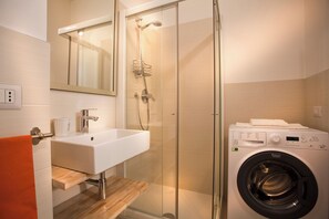 Shower, hair dryer, bidet, towels