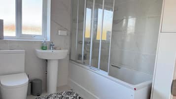 Ferienhaus | Badezimmer | Duschwanne, Komfortbadewanne, Haartrockner, Handtücher