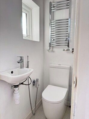 Rumah | Kamar mandi | Kombinasi shower/bathtub, bathtub besar, pengering rambut, dan handuk
