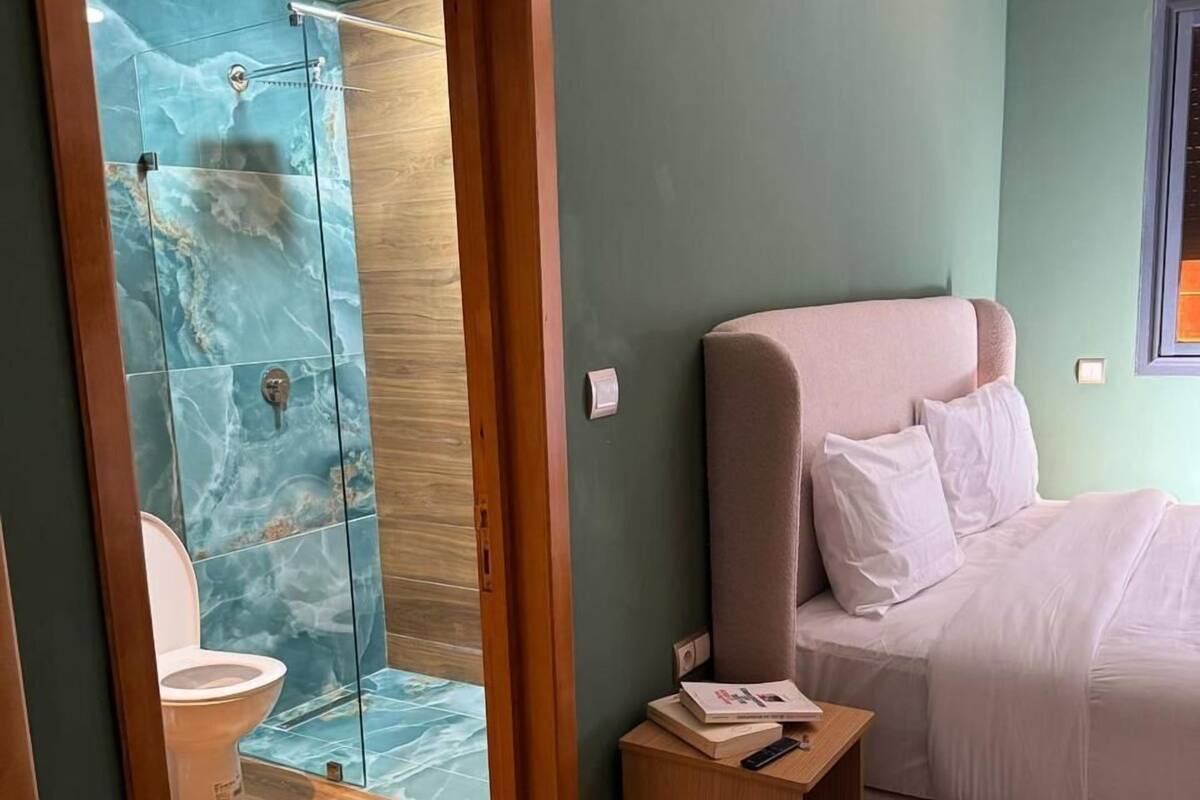 Une salle de bain moderne avec une douche à parois de verre et des toilettes.