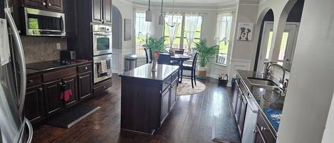 冷蔵庫、電子レンジ、オーブン、コンロ