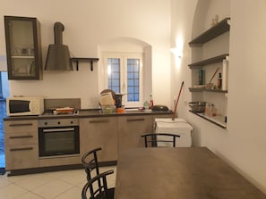 Fridge, stovetop, cookware/dishes/utensils - In the heart of Santa apartment with garden (Santa Margherita Ligure)