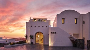 Un bâtiment moderne doté d’une entrée en arc de cercle et sur lequel on peut lire le mot « ARK » sur la façade.