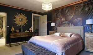 6 bedrooms, iron/ironing board, WiFi, bed sheets