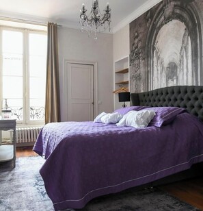 6 bedrooms, iron/ironing board, WiFi, bed sheets