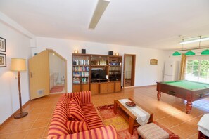 Fernseher, Videospiele, DVD-Player, Bücher