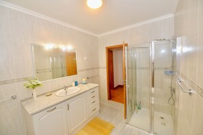 Dusche, Haartrockner, Bidet, Handtücher