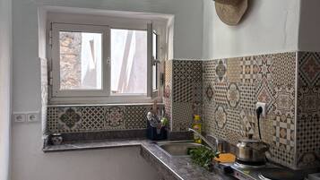 Refrigerador, parrilla de estufa y tetera eléctrica