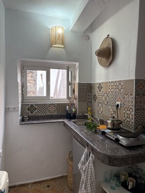 Fridge, stovetop, electric kettle, cookware/dishes/utensils