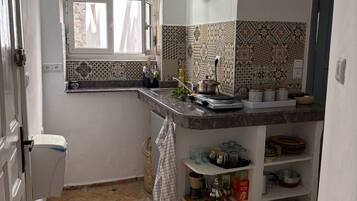 KylskÄp, spishÀll, vattenkokare och grytor/köksredskap