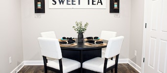 Charming 2-bedroom house in Savannah. Be our guest!