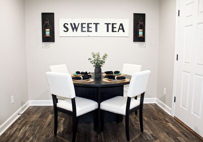 Charming 2-bedroom house in Savannah. Be our guest!