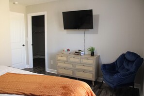 2 bedrooms, iron/ironing board, WiFi