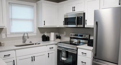 Charming 2-bedroom house in Savannah. Be our guest!