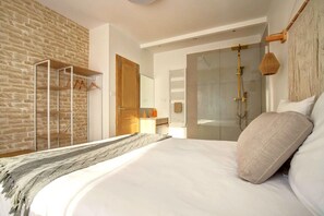 Bureau, fer et planche à repasser, lit de bébé portatif, Wi-Fi