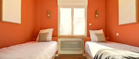 Schreibtisch, Bügeleisen/Bügelbrett, Reisekinderbett, WLAN