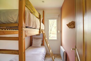 3 bedrooms, travel cot, WiFi, bed sheets