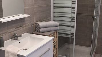 Douche, sĂšche-cheveux, savon, papier toilette