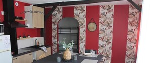 Coffee/tea maker, fridge, microwave, stovetop - Charming apartment in the heart of the medieval town (Mennetou-sur-Cher)