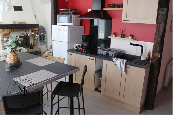 Coffee/tea maker, fridge, microwave, stovetop