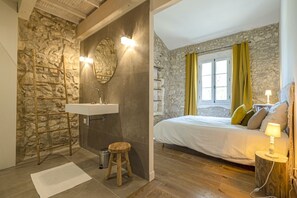 5 chambres, fer et planche à repasser, Wi-Fi, draps fournis