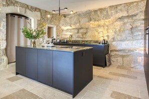 Geladeira, fogão, lava-louças, cozinha com ilha