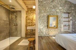 5 Schlafzimmer, Bügeleisen/Bügelbrett, WLAN, Bettwäsche