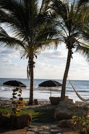 On the beach, beach towels, beach bar - Samas Lasal - Hotel La Saladita (Saladita)